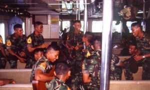 soldaten op de boot naar Java