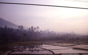 zonsopgang tijdens de treinreis naar Yogyakarta