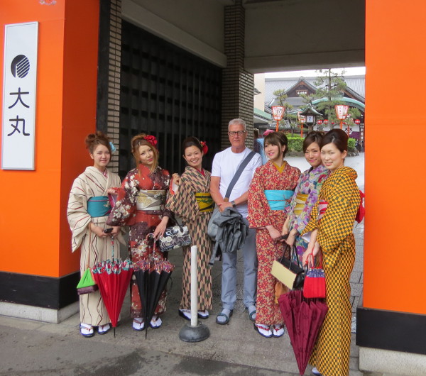 Poseren met dames in kimono bij het geishatheater in Kyoto