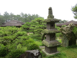 Mooi zicht op de Ritsoerin tuin in Takamatsu