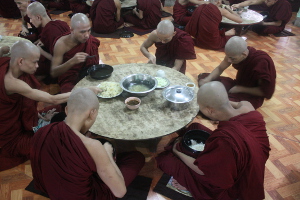 Monniken lunchen in het klooster
