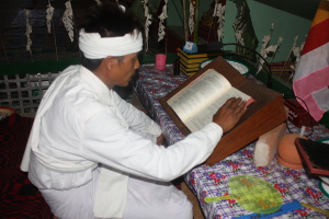 24 uur lezen in de tempel in Nyaung Shwe