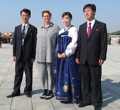 Reisleidster en de drie Noord Koreaanse gidsen