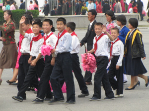 jongens op weg naar de parade op de 10e oktober
