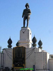 Standbeeld van RamaVI bij de ingang van het Lumphinipark