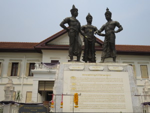 Standbeeld met drie koningen in Chiang Mai