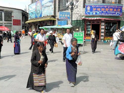 Vrouwen lopen de kora inLhasa
