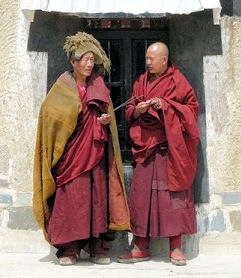 monniken van de orde van de geelhoeden in Shigatse