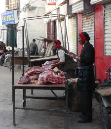 Slagers in hun kraam op straat in Lhasa