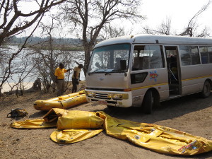 Boten voor een kanotocht op de Zambezi worden opge lazen